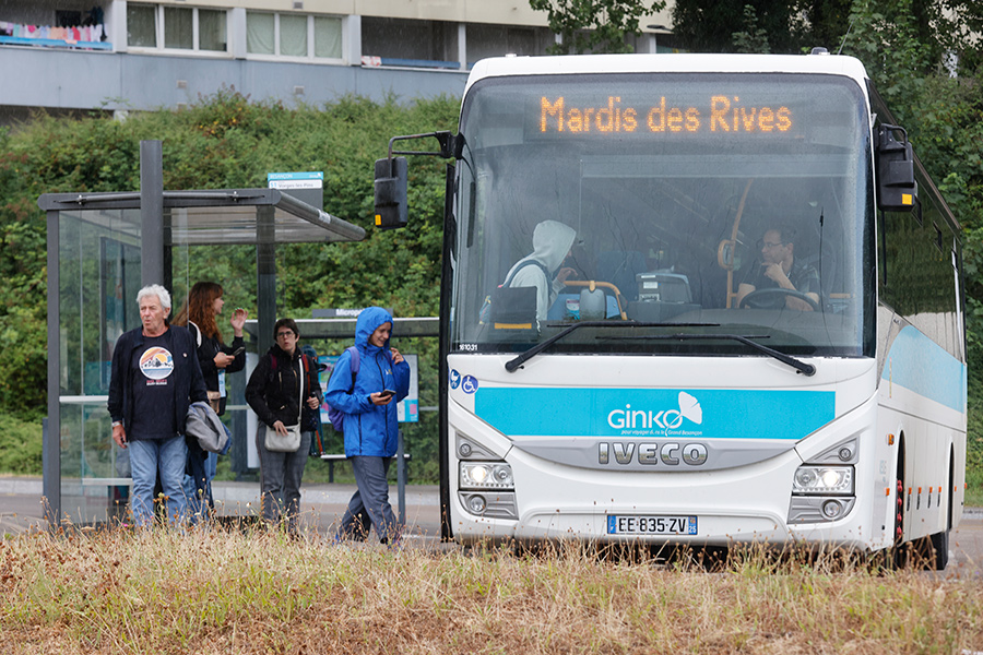 un bus spécial "Mardis des rives" emmènent les usagers sur les lieux de concerts