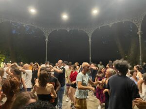 L'association Salsamoondo en train de danser au kiosque à Granvelle